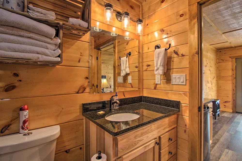 Smoky Mtn Log Cabin w/ Hot Tub & Panoramic Views!