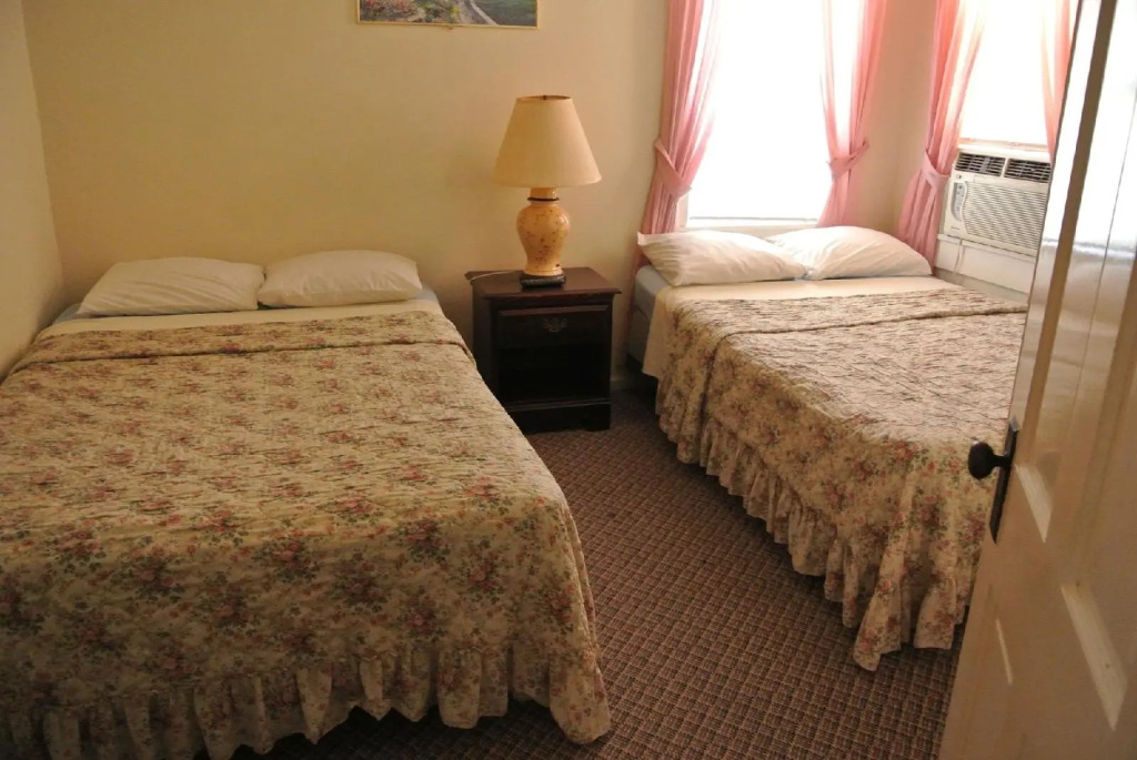 RoseWood Inn