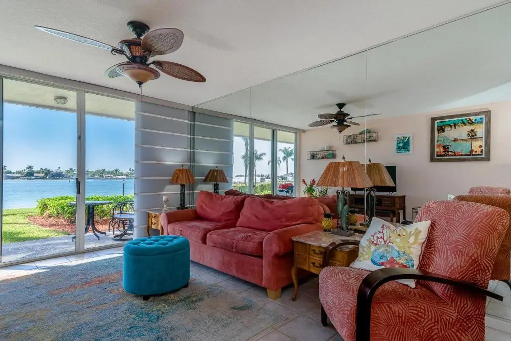 Bahia Vista 8-115