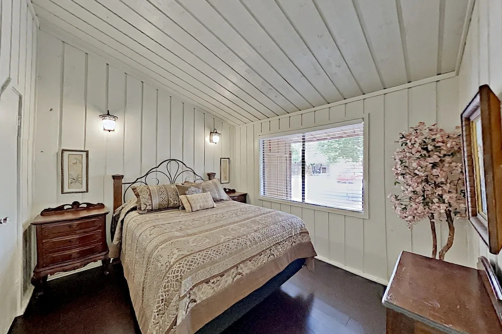 Rustic-chic : Pools, Tennis & Lake Access 2 Bedroom Cabin