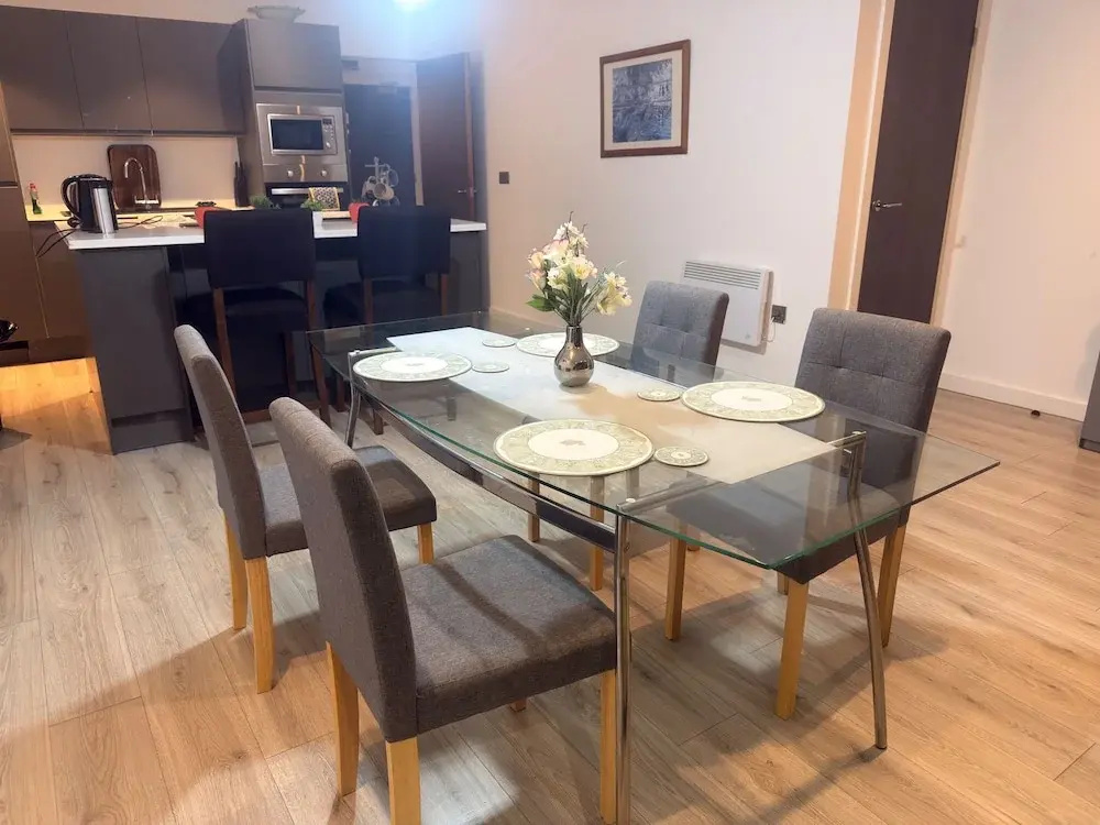 New Apartment - Sleeps 4 - Parking - City Centre