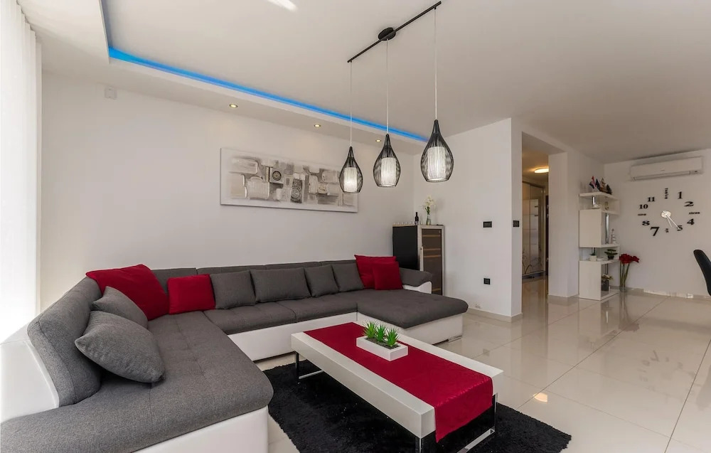Beautiful Home in Zaton With Wifi and 6 Bedrooms