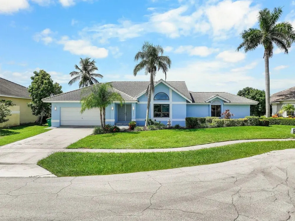 Quiet Waterfront Home With Pool, Dock and Bicycles