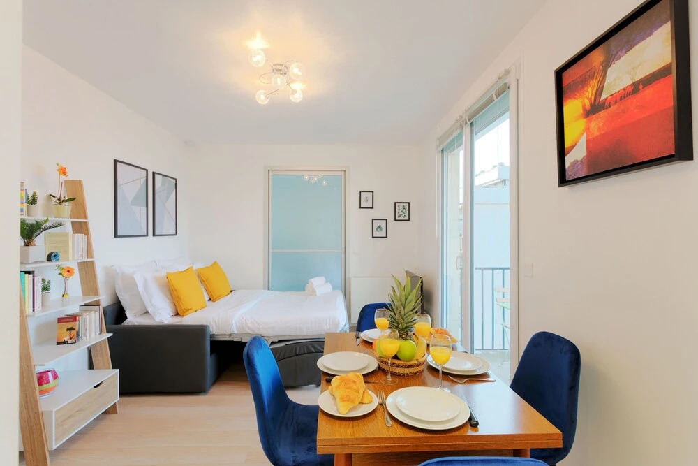 Eiffel Tower View Private Apartment