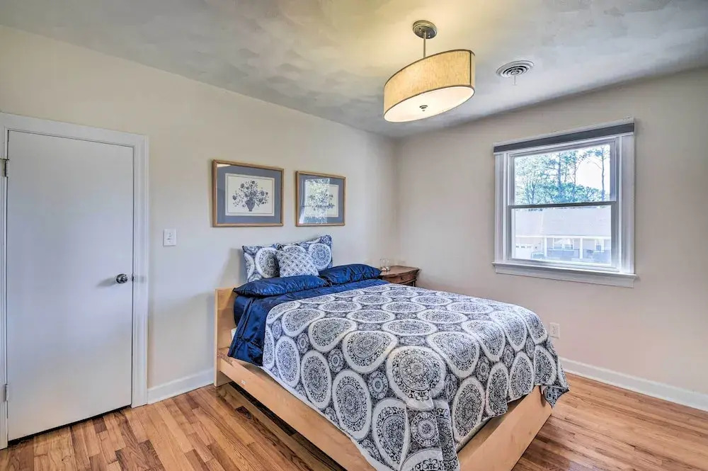 Spacious Chesapeake Home w/ Pool Table