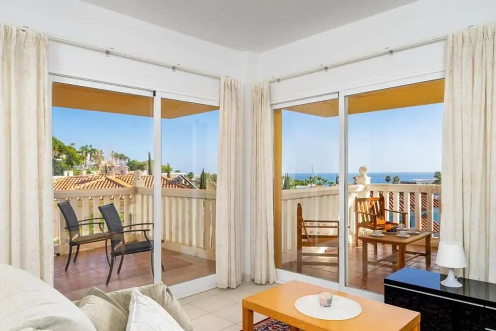 Lovely Flat with Open Pool in El Higueron Ref 106