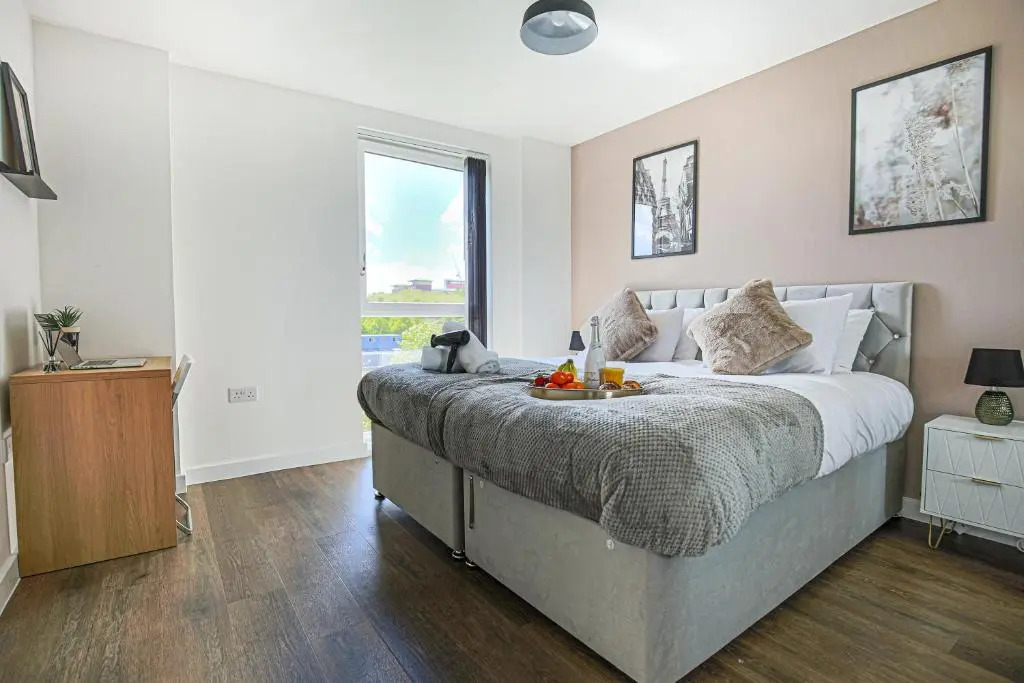 Penthouse Apartment - City Centre - Free Parking, Balcony, Fast Wifi and Smart TV with Netflix by Yoko Property
