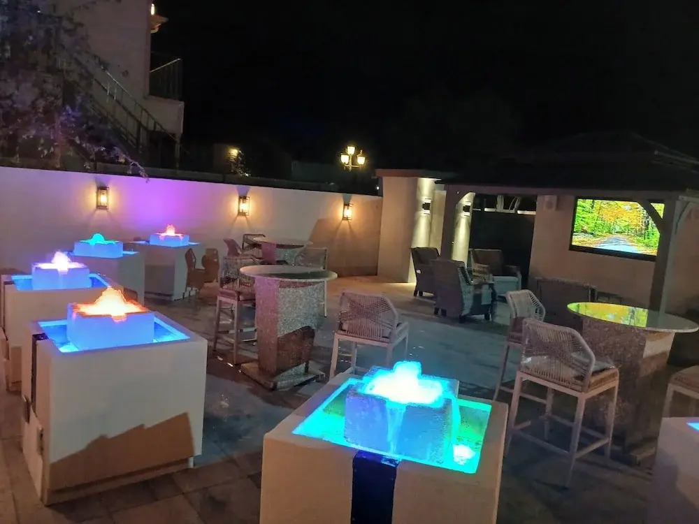 Deluxe Inn & Suites