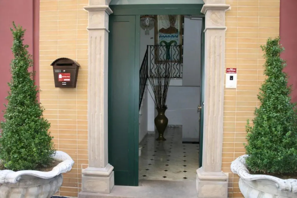 B&B Mini Hotel Incity-close train station and port