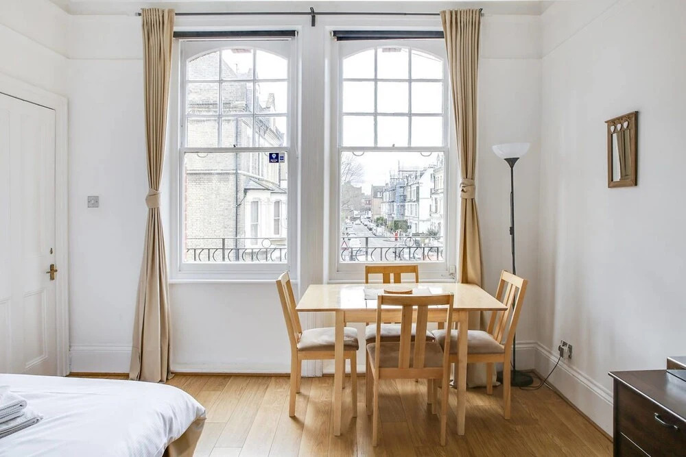 Bright 2 Bed in West Kensington W/balcony
