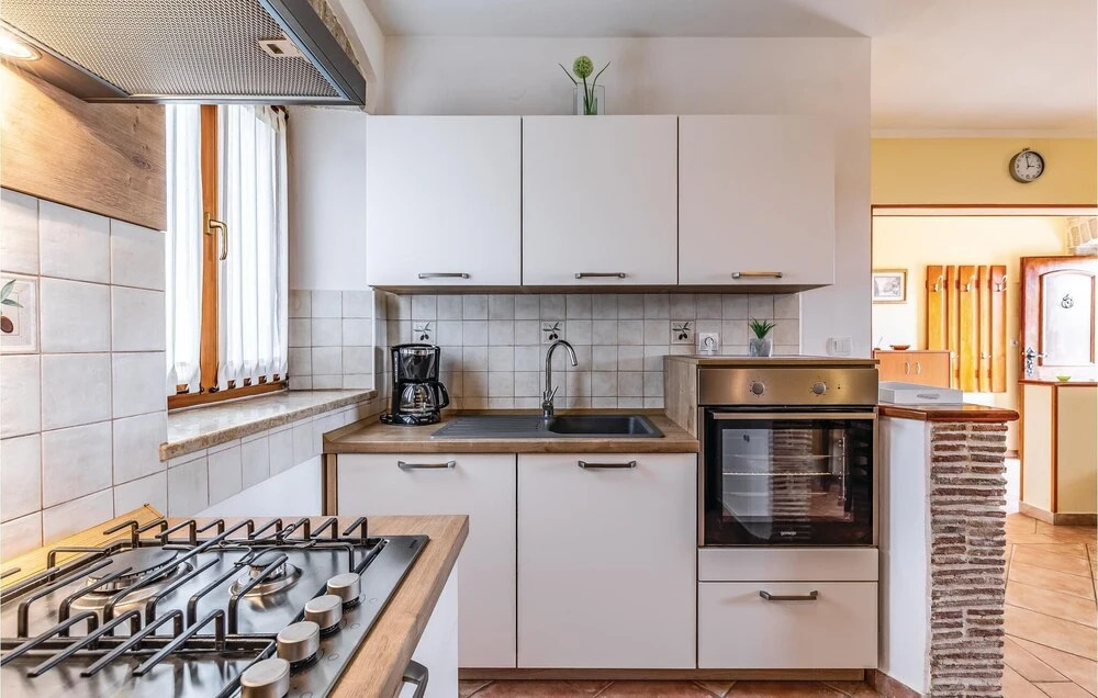 2 Bedroom Stunning Apartment In Fazana