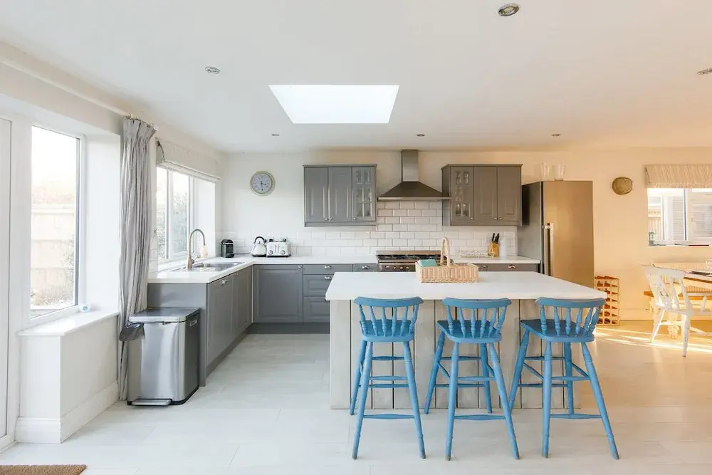 4BR Beach House sleeps 10 - 5 mins walk to the Sea