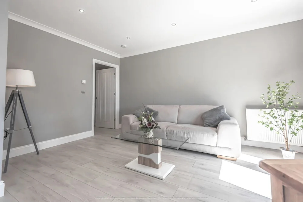 1 Bed Cottage-Sleeps 2-Parking-Pets-Hot Tub