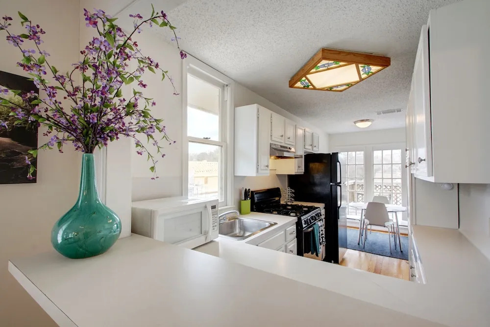 3BR 2BA Downtown Austin Charming Bungalow by RedAwning