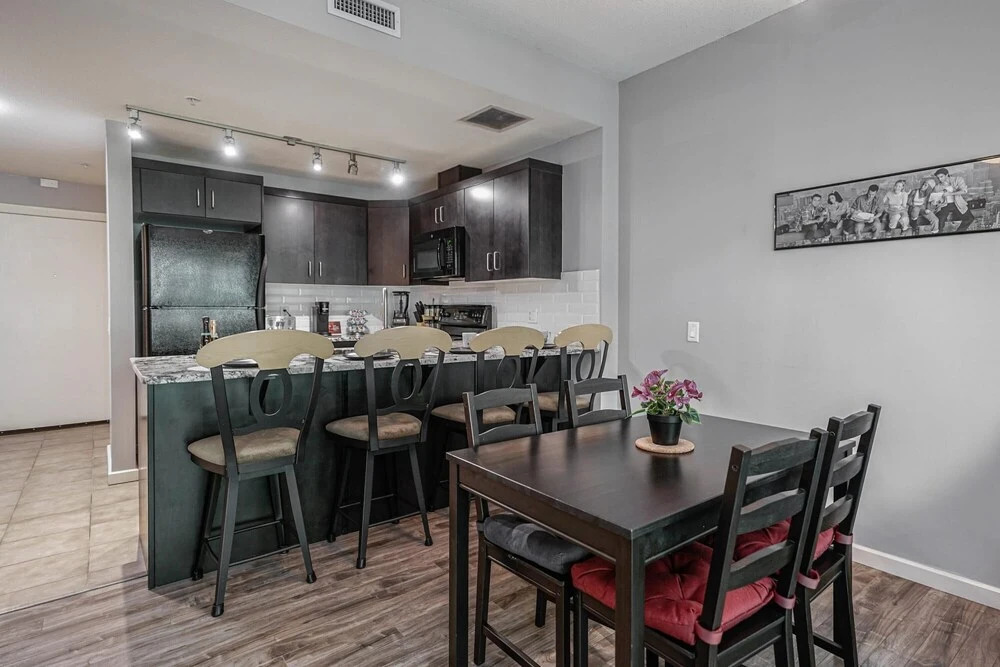 Beautiful 1bd Condo Patio Gym Parking Location