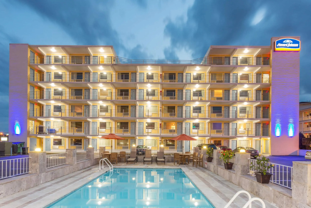 Howard Johnson by Wyndham Virginia Beach At The Beach