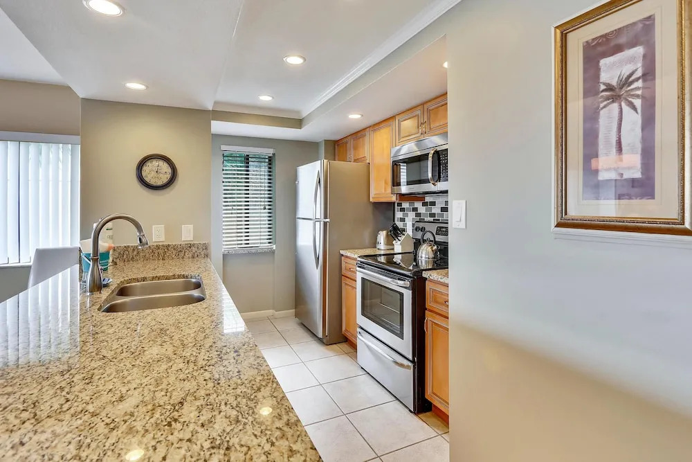 Land's End 206 Building 3 Updated / Bay Views/ End Unit!