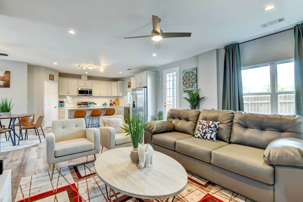Arlington Home w/ Yard: 2 Mi to At&t Stadium!
