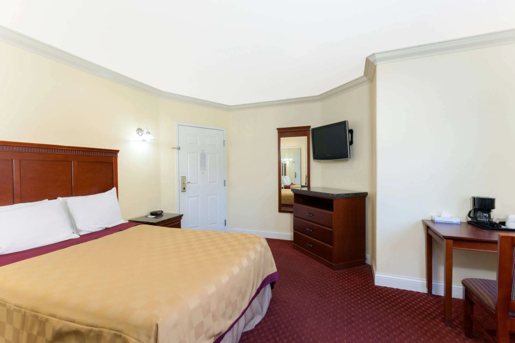 Travelodge by Wyndham Brea