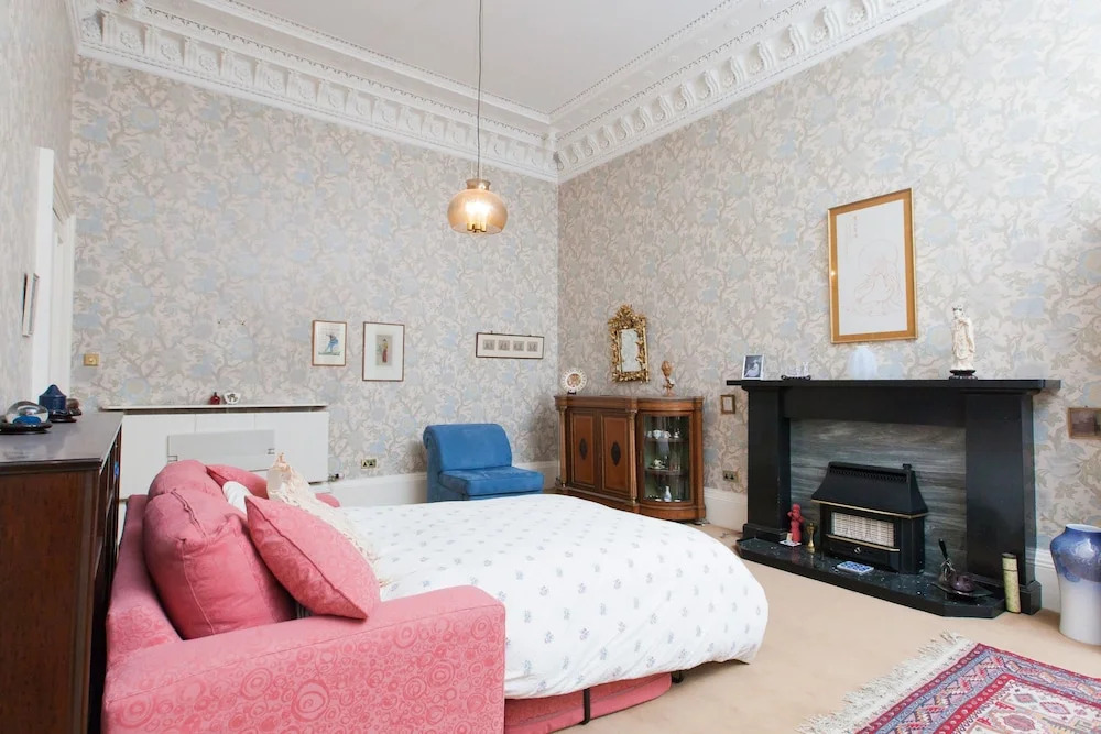 Quirky 2 Bedroom Property in West End