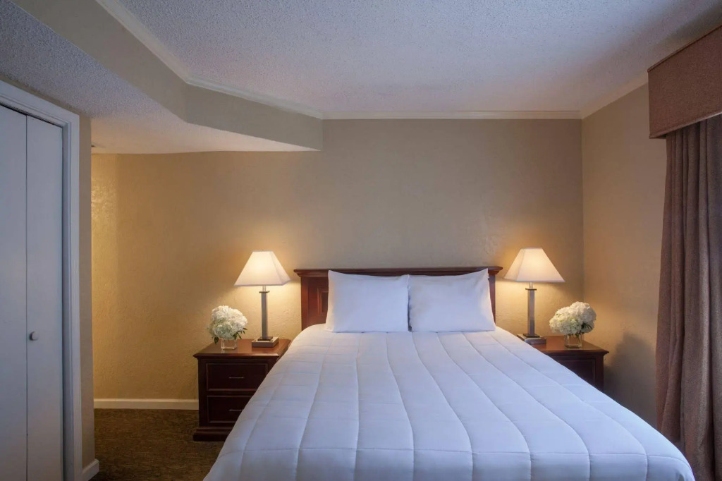 Cloverleaf Suites Baton Rouge
