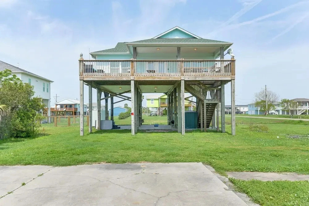 Walk to Crystal Beach: Coastal Getaway w/ Deck