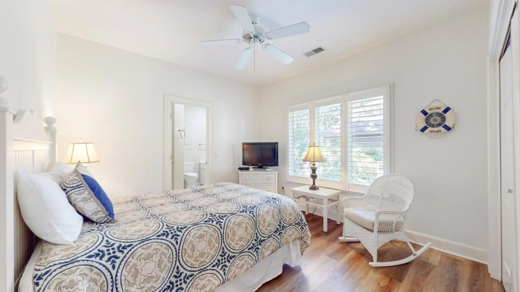 1 Troon Dr