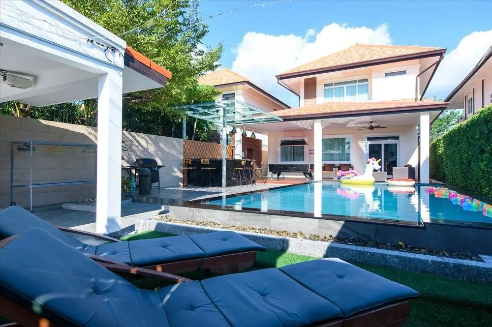 Exquisite Pool Villa J - Pattaya Pool Villa