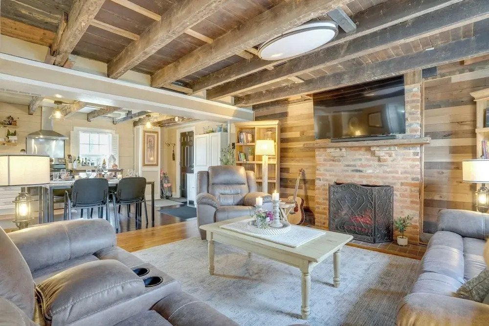Walk to Beach: Historical Fredericksburg Home