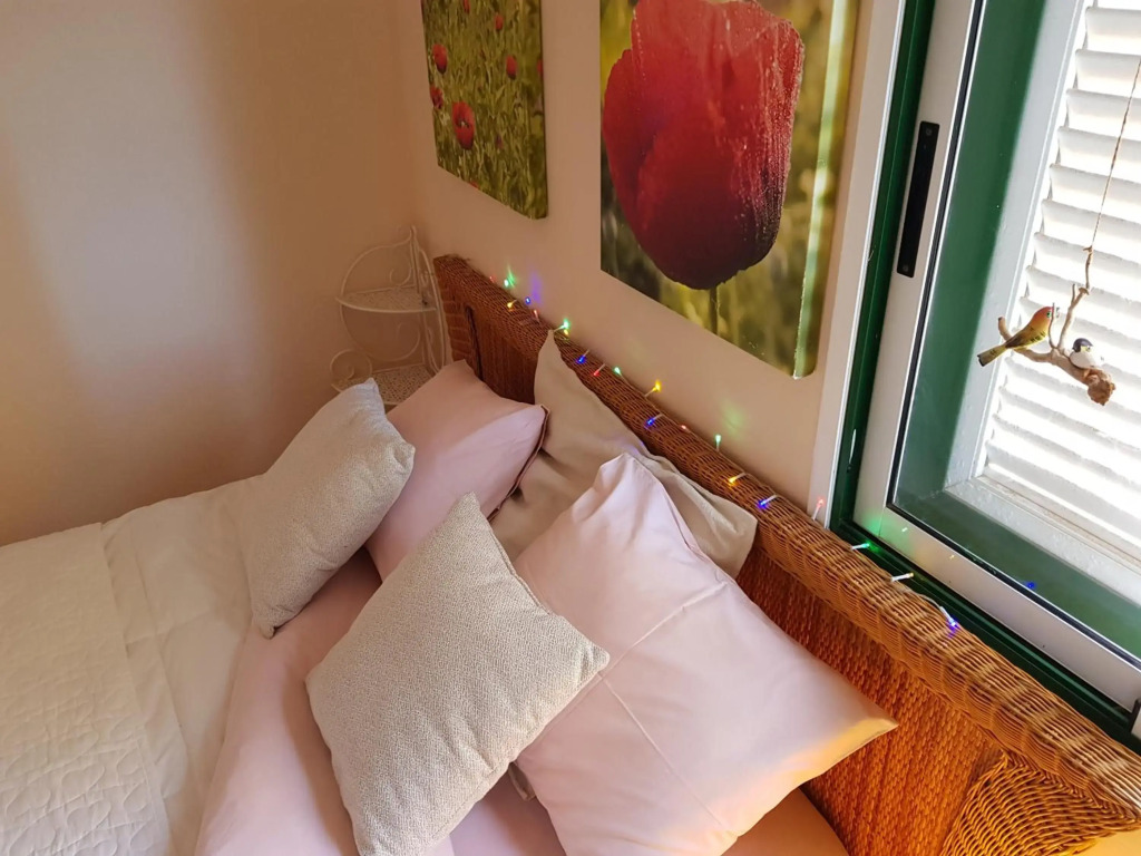 THE POPPIES Suite with Charm 100m Ocean! - Free Welcoming Cava - Smart TV - Mini Bar - Coffee & Tea