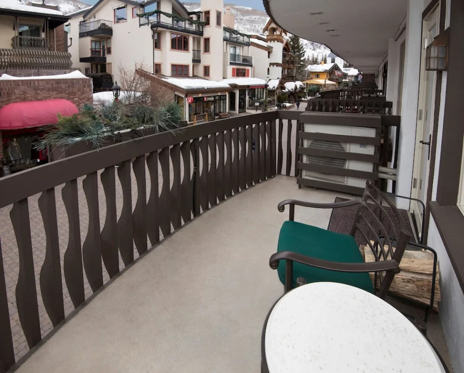 Relaxing 1 Bedroom Condo with Premium Amenities by RedAwning