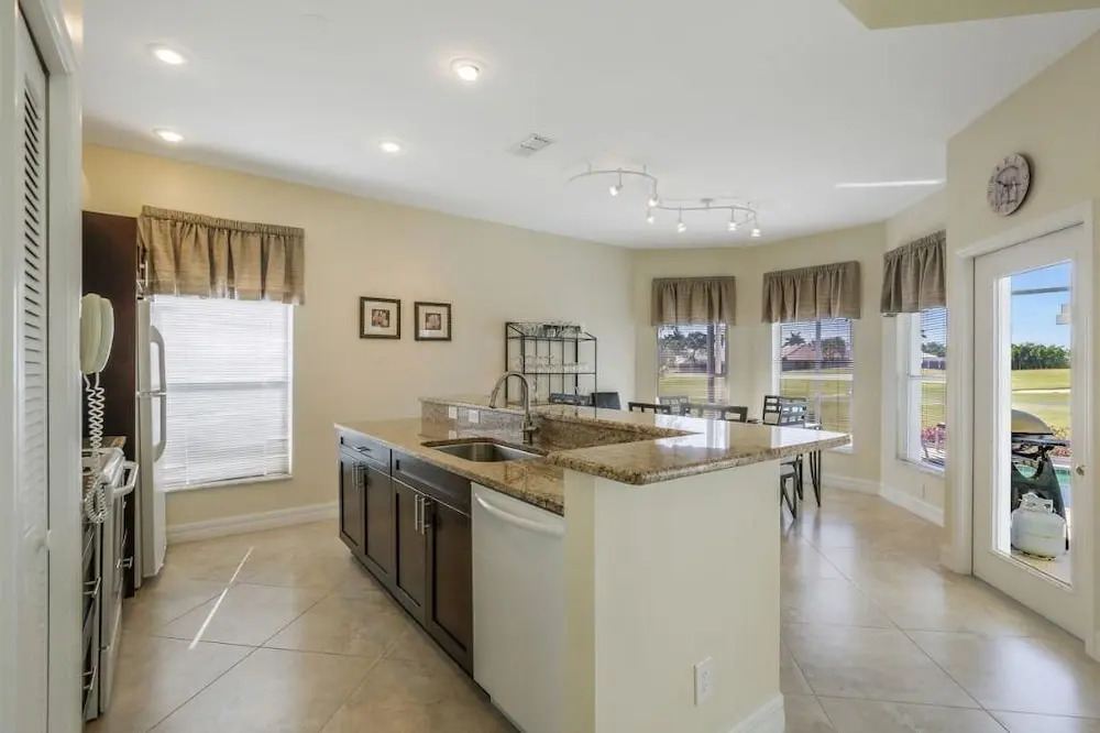 Falcons Glen Blvd Home 7044