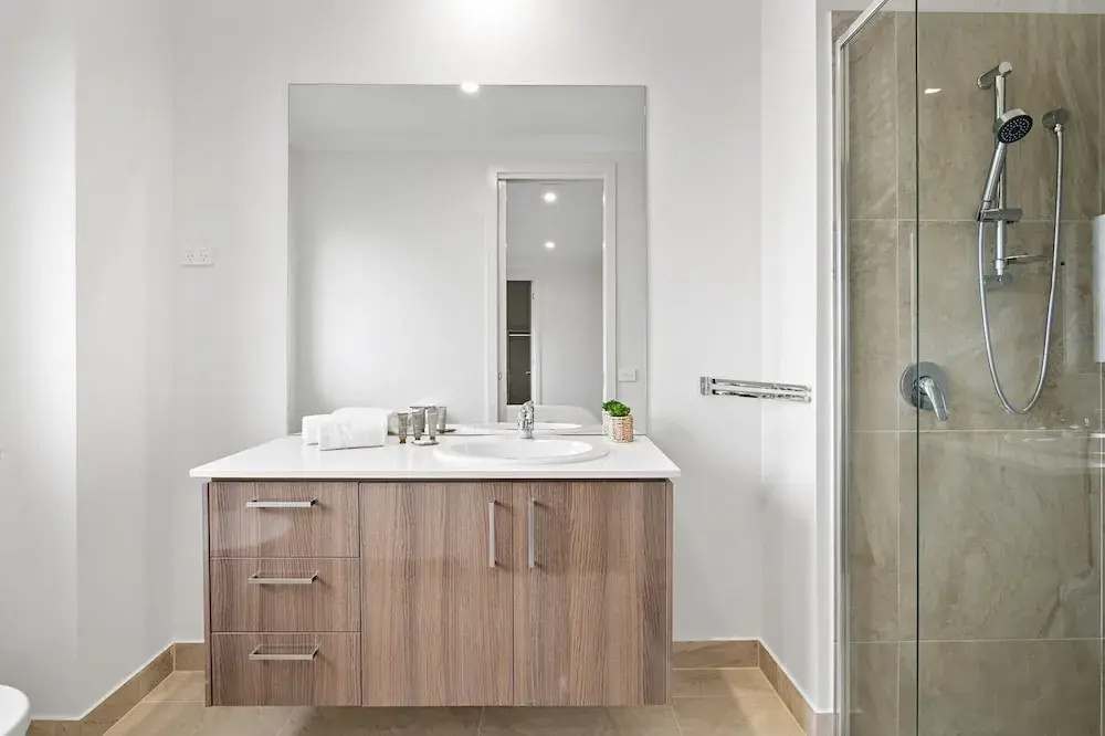 Spacious 5-bed Home in Peaceful Point Cook