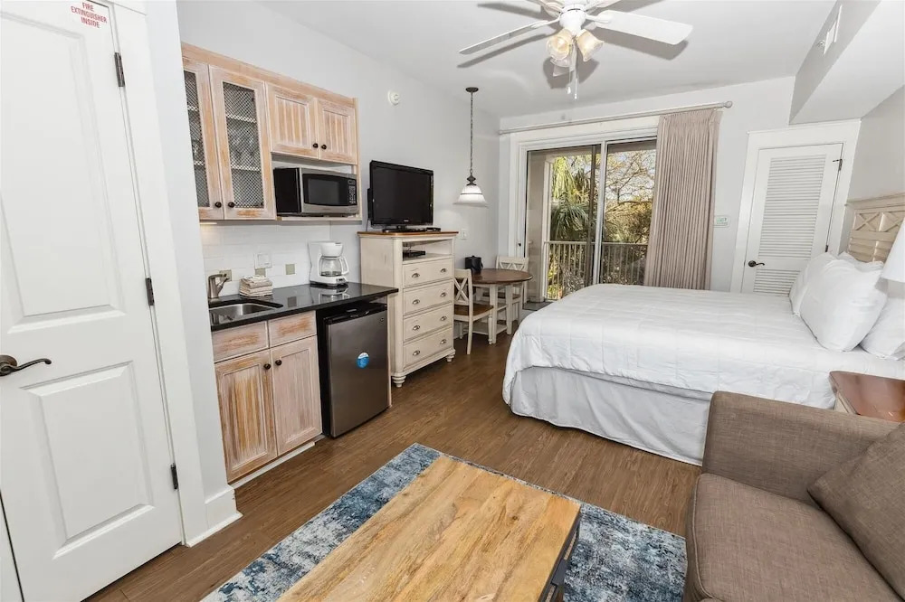 Pilot House 518 1 Bedroom Condo by RedAwning