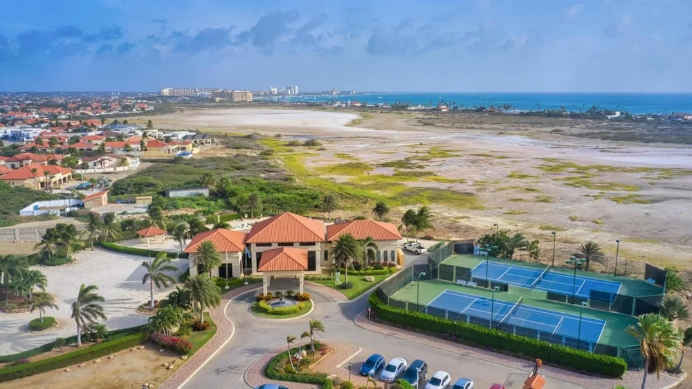 2BR 3BA GYM Pools 24 7 Security Restaurant