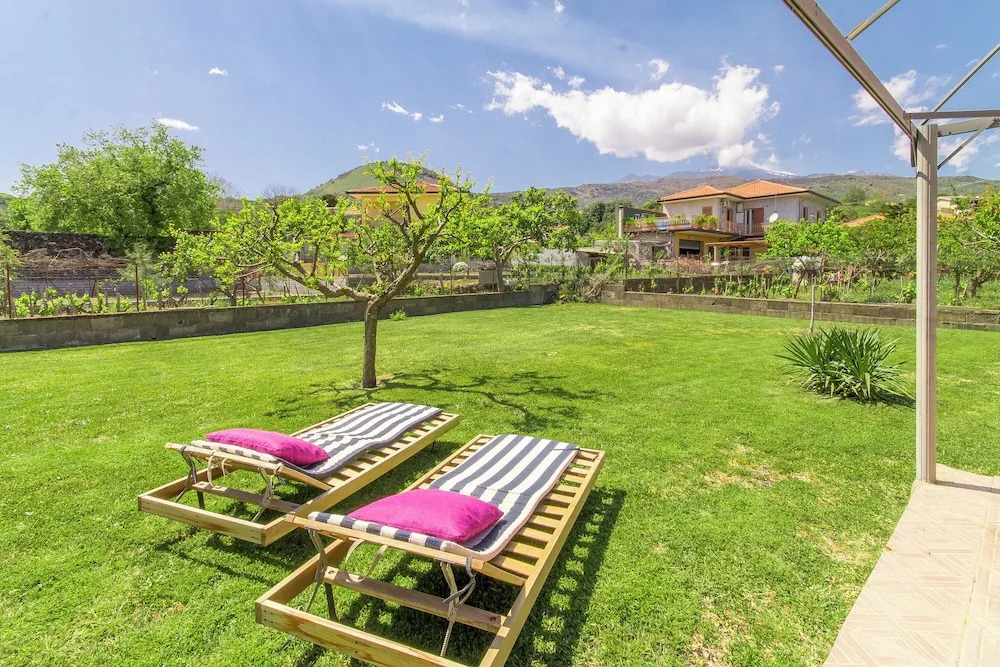 Villa With Volcano View - Happy Rentals