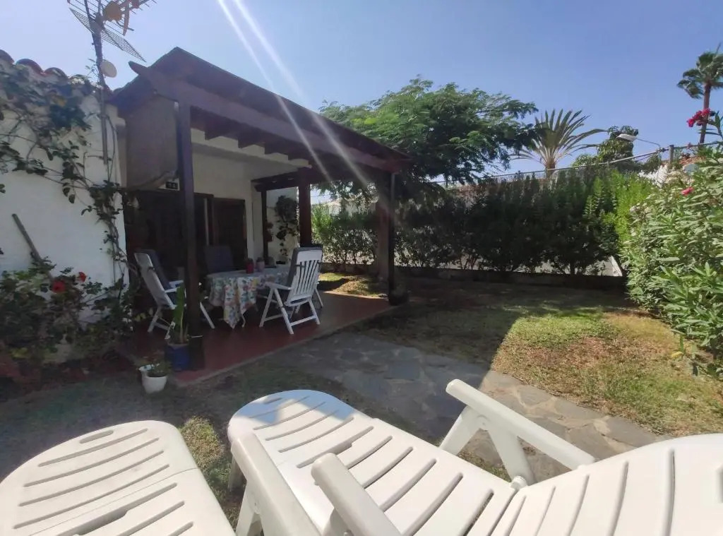 2 bedroom bungalow next Yumbo Center. free parking