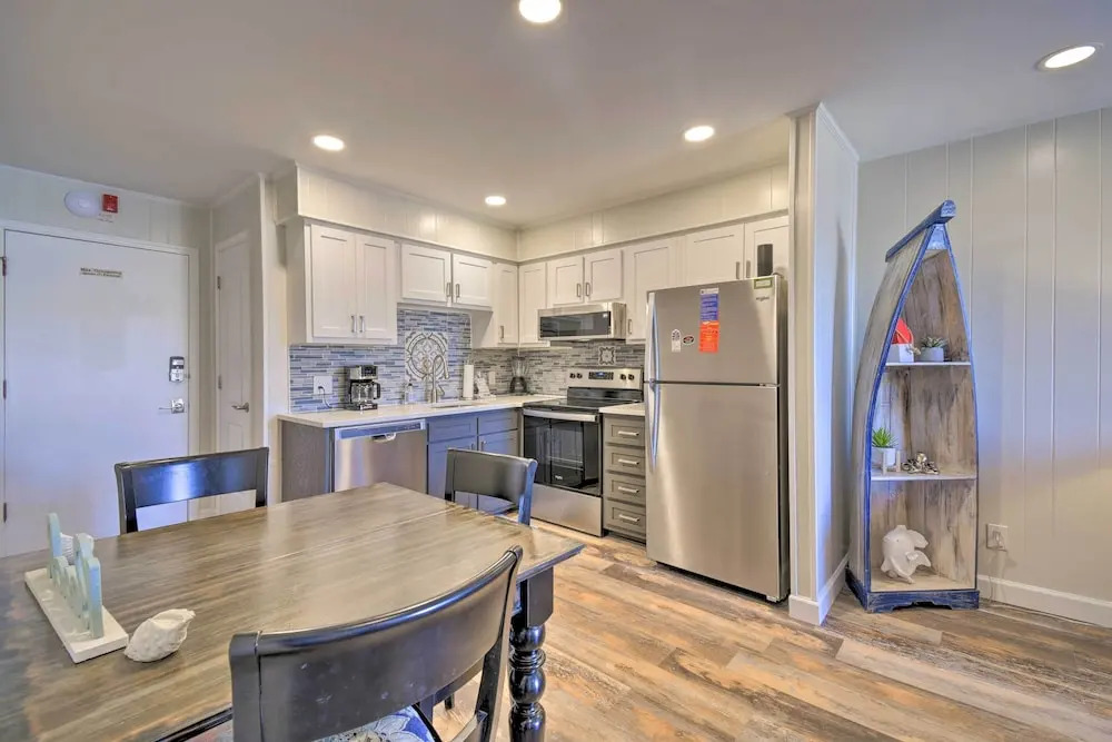 Charming Condo w/ Pool Access - Walk to Beach
