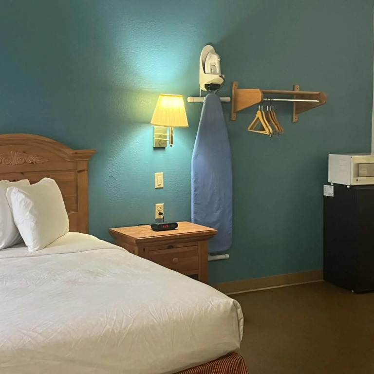 Motel 6 Portland, IN