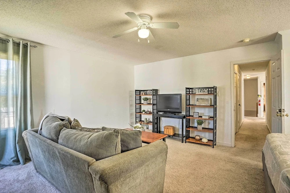 9 Mi to Richmond: Sandston Home w/ Office