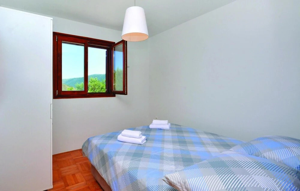Nice Home In Zrnovnica