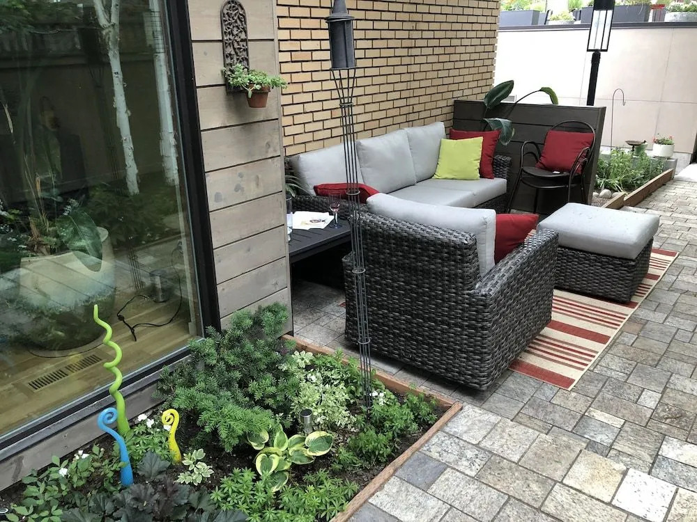 Modern In The Woodbury District 3 Bedroom Home by Redawning