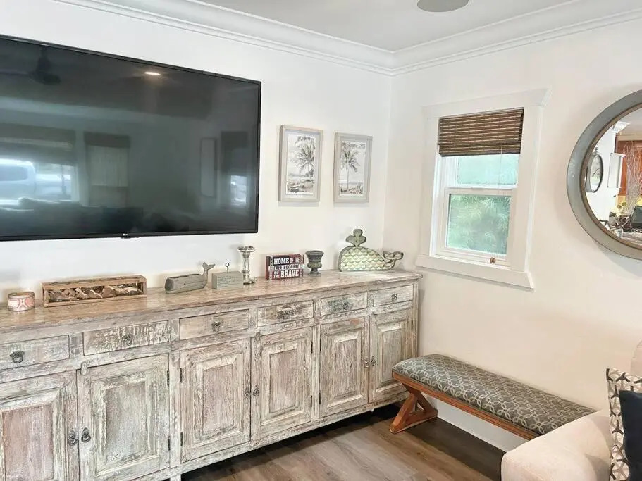 Cute Home 7 Blocks To Beach . Xbox . Bikes . Pets