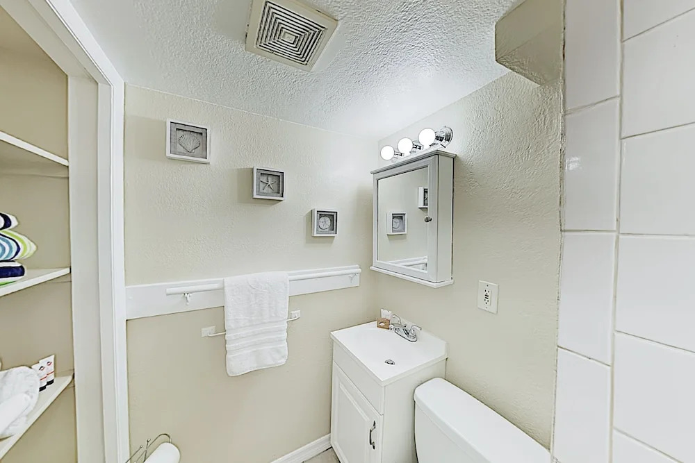 New Listing! Shoreside - Walk To Waves 1 Bedroom Condo