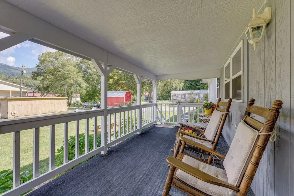 5 Mi to Cataloochee Ski Area! Family Home w/ Views