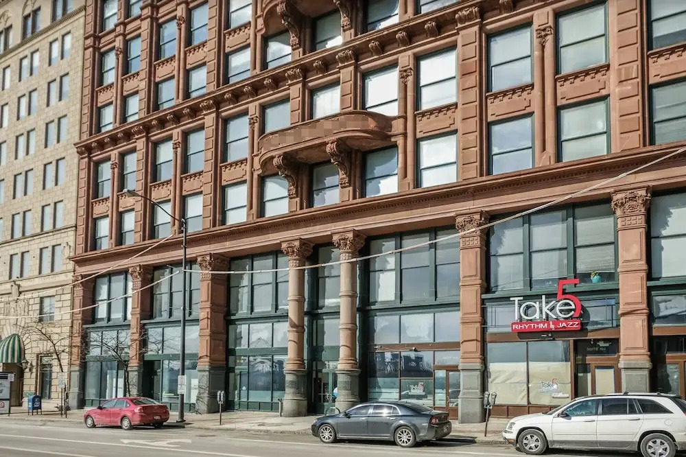 Downtown 1 & 2 BR Apt with Kitchen by Frontdesk