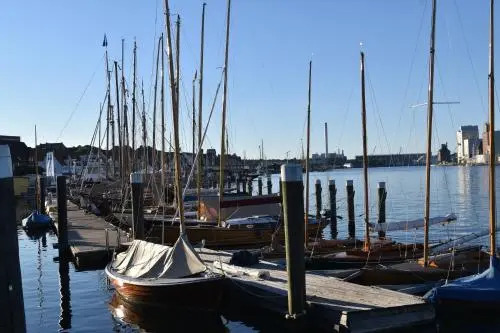 fewo1846 - Kaete-Lassen-Huus - uriges Kapitänshäuschen auf 3 Ebenen mit Dachterrasse am Hafen