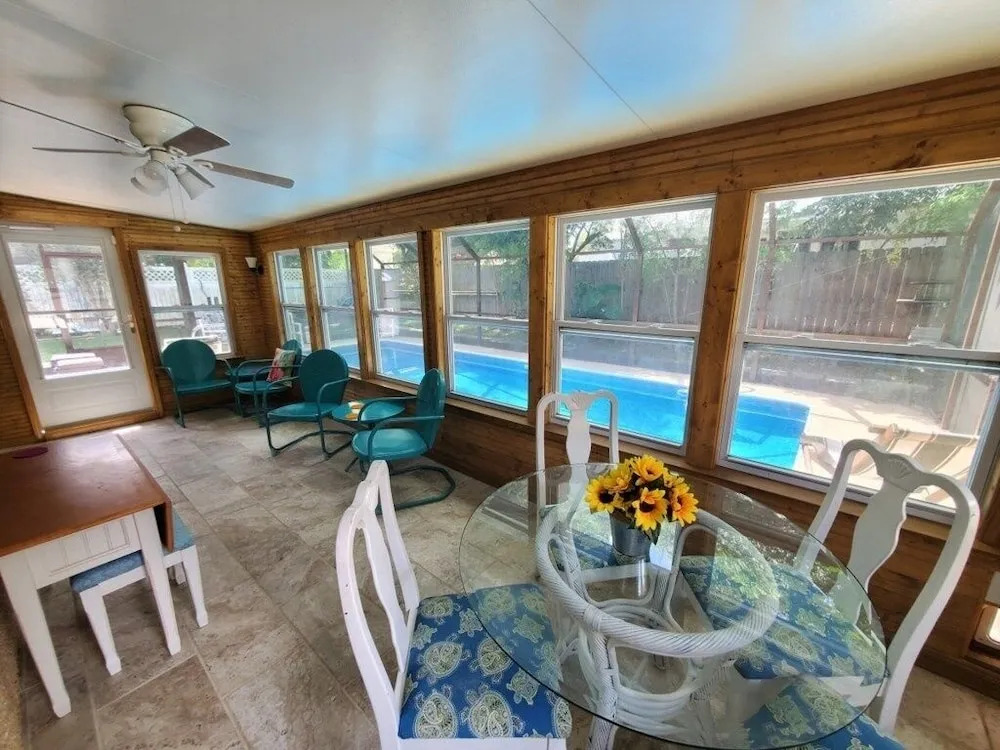 Tiki Beach Queen 3 Bedroom Home by Redawning