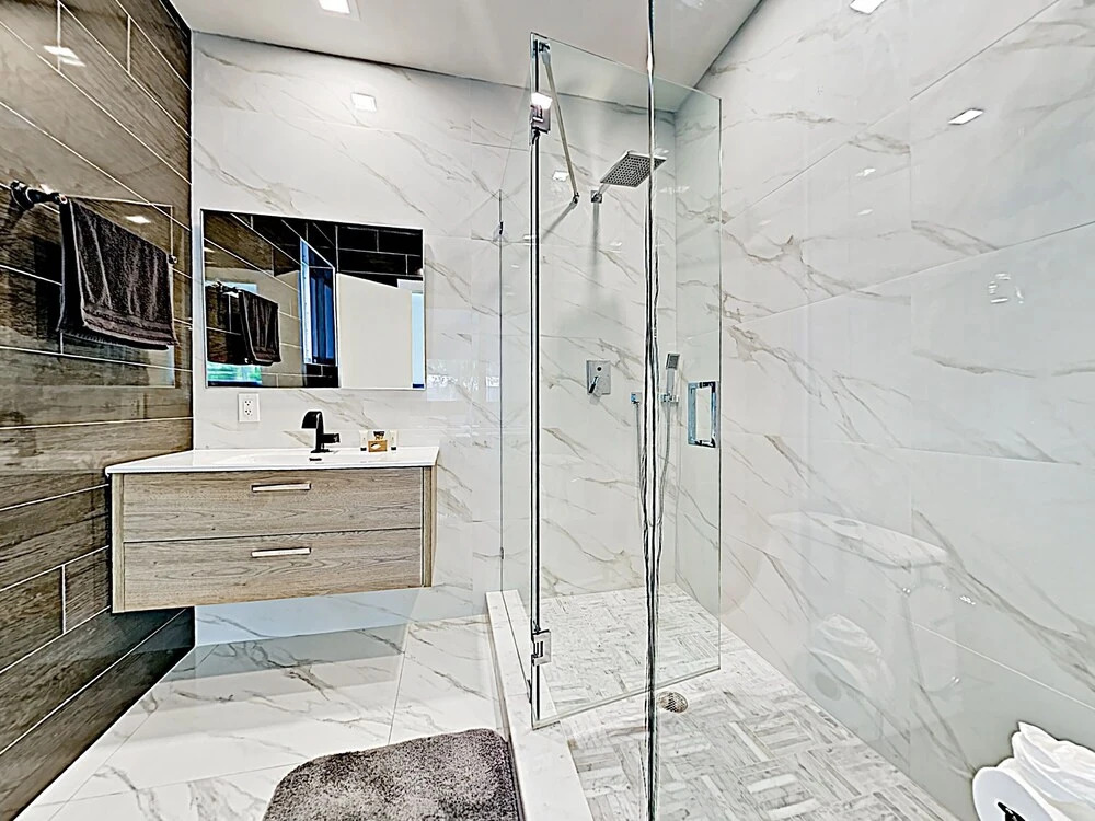 New Listing! Ultra-modern Luxury W/ Hot Tub 4 Bedroom Home