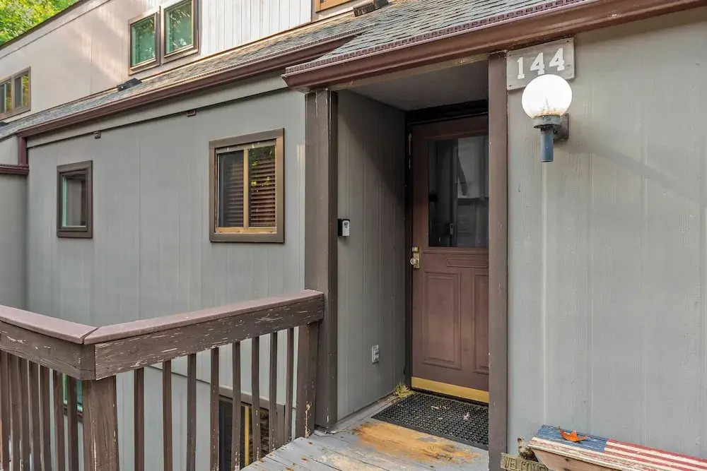 Prime Location on Camelback Mtn, Renovated w/ Movie & Game Room The Bear's Den